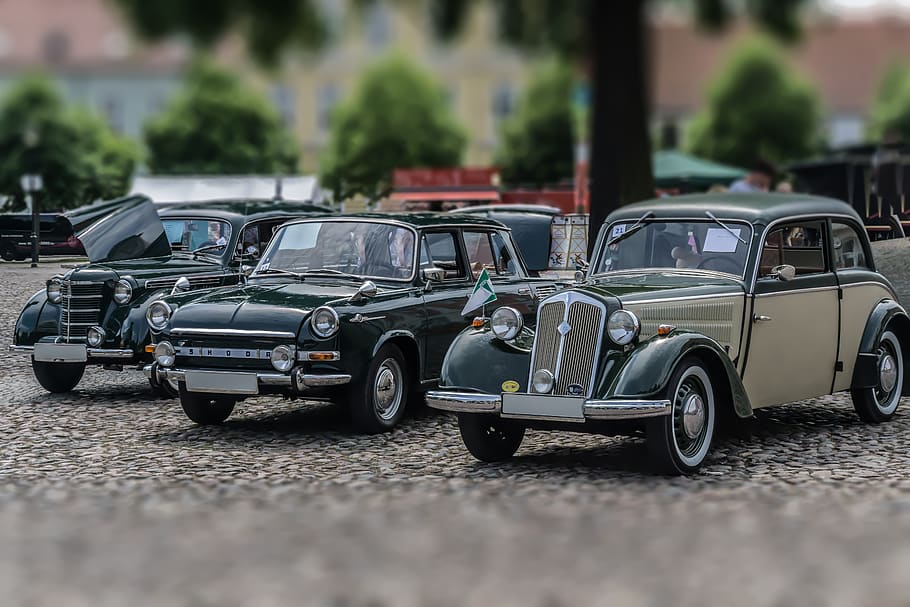 oldtimer, automatyczny, stary, retro, automobilowy, klasyczny, pojazd, zabytkowe, pkw, nostalgia, ruch drogowy, podróżować, antyczny, samochód, pojazd silnikowy, transport, środek transportu, pojazd lądowy, dzień, Miasto, Droga, ulica, selektywne skupienie, z rzędu, żadnych ludzi, na dworze, nieruchomy, w stylu retro, staromodny samochód, skupić się na pierwszym planie, architektura, koło, 5K