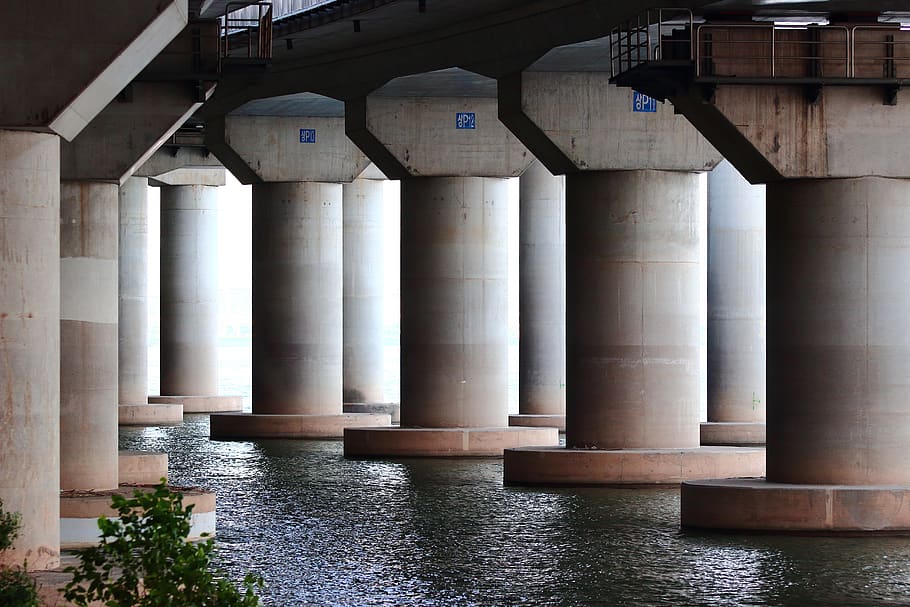 grigio, ponte, sotto, dal fiume, struttura costruita, colonna architettonica, architettura, nessuno, di fila, giorno, industria, ripetizione, all'aperto, esterno dell'edificio, modello, fabbrica, natura, costruzione, tubo - tubo, lungomare, fianco a fianco, acqua, colonnato, calcestruzzo, 5K