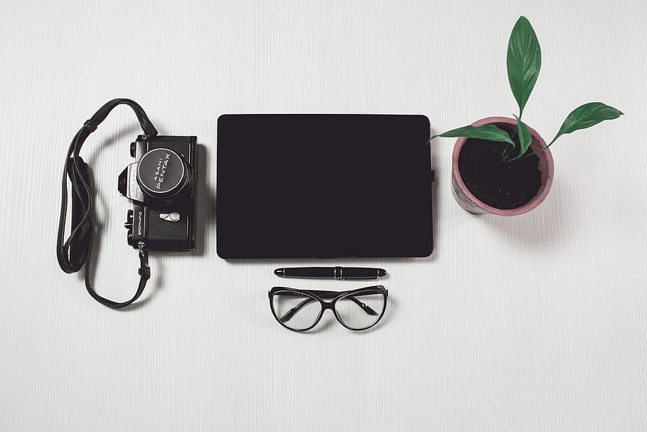 càmera portàtil, I, gots, tecnologia, càmera, creatiu, mínim, bolígraf, bolígrafs, fotògraf, fotografia, espai de treball, a l'interior, tir de l'estudi, cap gent, temes de fotografia, comunicació, fons blanc, càmera - equip fotogràfic, natura morta, directament a sobre, tecnologia sense fils, ulleres, còpia espai, taula, vista d’angle alt, ordinador, connexió, primer pla, 4K