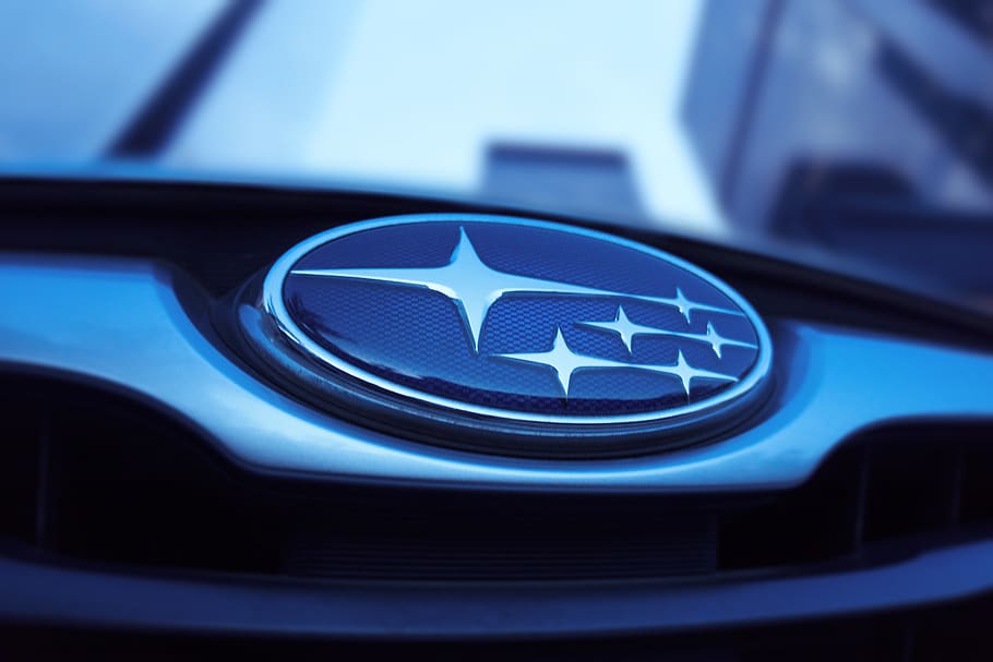 emblema del subaru, primer pla, blau, tecnologia, transport, automòbil, cotxe, signe, manera de transport, cap gent, macro, forma, comunicació, panell, riquesa, cercle, brillant, equipament, metall, forma geomètrica, polsador, color plata, luxe, 5K