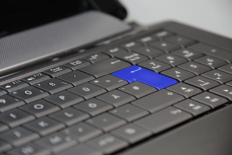 zwarte laptop, toetsenbord, hardware, sleutels, laptop, macro, notitieboekje, computer, technologie, communicatie, Draadloze technologie, computerapparatuur, selectieve aandacht, verbinding, detailopname, computer deel, binnenshuis, brief, computer sleutel, alfabet, draagbaar informatie-apparaat, internet, geen mensen, tekst, keypad, 5K, CC0, publiek domein, royaltyvrij