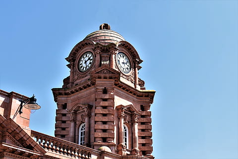 Torre dell'orologio, stazione ferroviaria, Nottingham, mattone, orologi, tempo, cielo blu, luce, cielo, architettura, struttura costruita, blu, esterno dell'edificio, orologio, cielo sereno, Inquadratura dal basso, natura, Torre, destinazioni di viaggio, costruzione, giorno, nessuno, storia, il passato, città, quadrante, 4K, CC0, dominio pubblico, privo di copyright