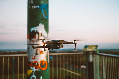 quadcopter preto, animal, pássaro, transporte, veículo, aeronave, avião, avião de passageiros, corrimão, voar, aeroporto, aeródromo, urbano, construção, segurança, gh5, inverno, 2018, pôr do sol, cores, mavic pro, céu, focar em primeiro plano, agua, ninguém, natureza, metal, dia, ao ar livre, mar, tecnologia, fechar-se, foco seletivo, por do sol, movimento, arquitetura, madeira - material, céu limpo, 5K, CC0, domínio público, royalty free