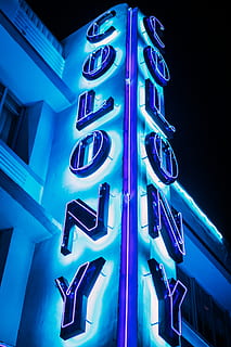 neon, světlo, osvětlení, text, abeceda, restaurace, jídlo, večeře, světlomet, noční klub, klub, oděv, oblečení, kapuce, koridor, nachový, symbol, světlice, svítidla, nízký úhel pohledu, modrý, architektura, nikdo, noc, svítí, exteriér budovy, stavba, budova, technologie, venku, trubka - trubka, v řadě, sdělení, průhledný, osvětlovací zařízení, světlo - přírodní jev, sklo - materiál, 5K, CC0, veřejná doména, bez autorských práv
