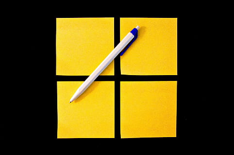 pubblicalo, penna, finestre, tavolo, nero, Stickies, giallo, nota adesiva, promemoria, Nota, in casa, nessuno, carta, girato in studio, matita, bloc notes, natura morta, semplicità, avvicinamento, copia spazio, forma geometrica, forma, forniture per ufficio, vuoto, sfondo nero, 4K, CC0, dominio pubblico, privo di copyright