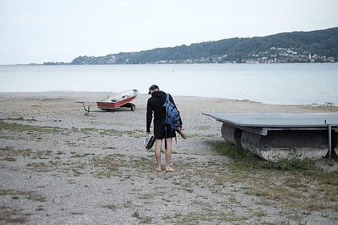 lake constance, vand, fuld længde, rigtige mennesker, strand, en person, livsstil, fritidsaktivitet, bjerg, jord, himmel, natur, hav, transportmidler, transportform, dag, skønhed i naturen, scenics - natur, afslappet tøj, udendørs, 4K, CC0, offentligt domæne, royaltyfrie