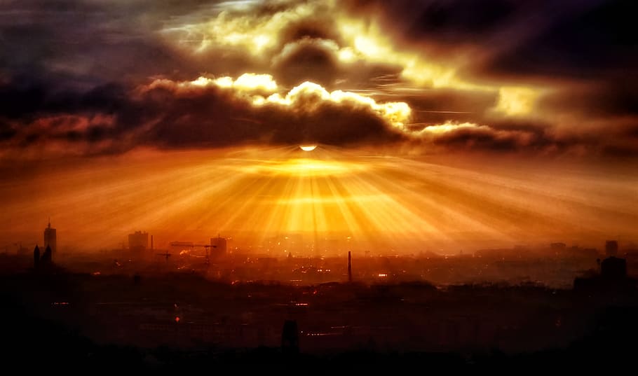 posta de sol, sol, alba, núvol, vespre, ciutat, silueta, cel, formen núvols, tempesta, raig de sol, raigs, llum, amenaçador, núvols foscos, taronja, núvols de cúmuls, dramàtica, cloudformation, boira, incolor, fred, núvol - cel, arquitectura, paisatge urbà, exterior de l'edifici, llum solar, naturalesa, estructura construïda, cel dramàtic, edifici, vida de ciutat, horitzó urbà, cap gent, fosc, bellesa a la natura, flare de la lent, a l'aire lliure, gratacels, exterior d’edifici d’oficines, 2K