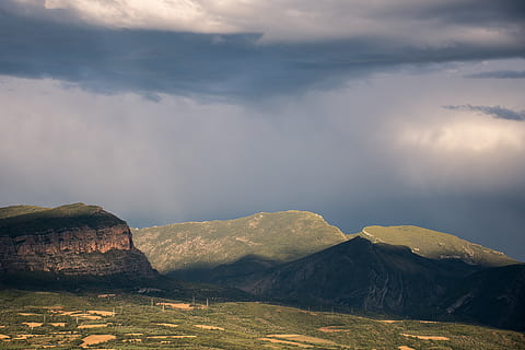 foto del paisaje, verde, montañas, nubes, luz, tiempo de día, ambiente, paisaje, naturaleza, escénico, cielo, fotografía gran angular, nube - cielo, montaña, paisajes - naturaleza, belleza en la naturaleza, escena tranquila, tranquilidad, cordillera, escena no urbana, nadie, idílico, día, remoto, rock, nublado, al aire libre, pico de la montaña, 5K, CC0, dominio público, libre de derechos