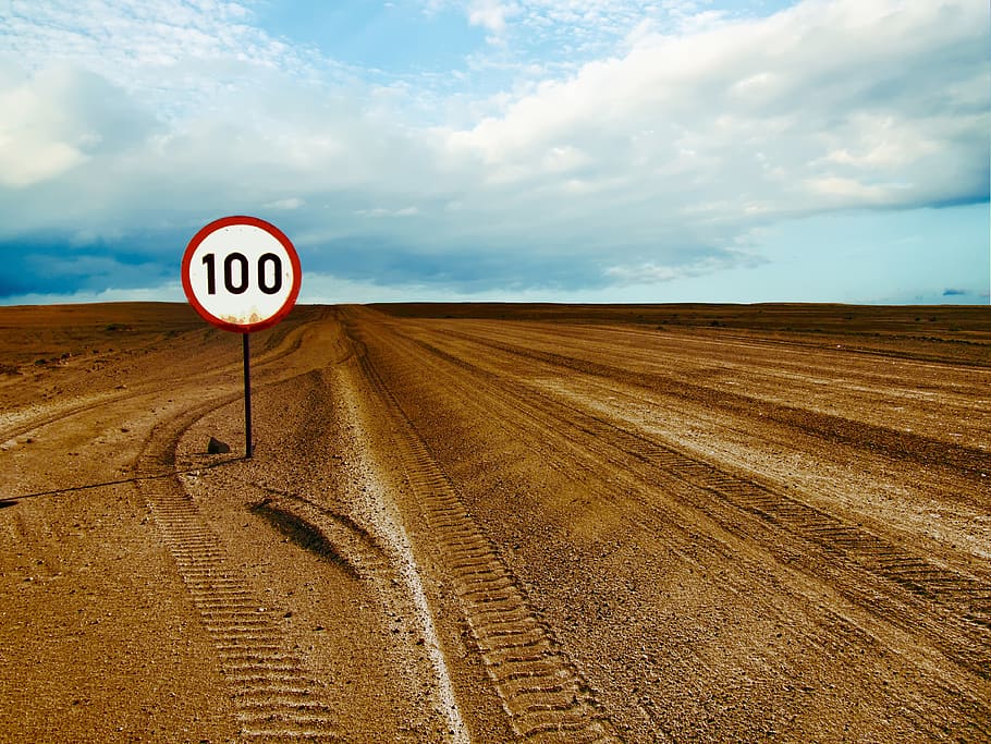 100 rychlostí, omezený, neplodný, plocha, mraky, poušť, suchý, prázdný, životní prostředí, Příroda, dopravní značka, písek, scénický, nebe, půda, mrak - nebe, podepsat, silnice, přistát, sdělení, krajina, přeprava, scenics - příroda, den, nikdo, horizont nad zemí, klidné scény, pole, krása v přírodě, horizont, klid, venku, suché podnebí, 4K