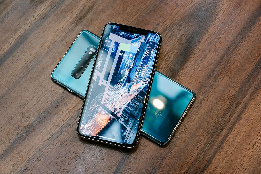 Smartphone Android activat, telèfon intel·ligent, taula, vista d’angle alt, dispositiu d’informació portàtil, connexió, tecnologia sense fils, tecnologia, pantalla, comunicació, natura morta, pantalla del dispositiu, telèfon mòbil, a l'interior, material de fusta, cap gent, pantalla tàctil, primer pla, temes de fotografia, telèfon, safata, accessori personal, 5K