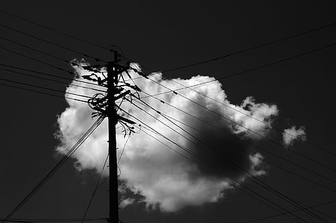 omenire, cer, nor, vedere unghiulară joasă, cablu, electricitate, linie de alimentare, natură, nici o persoana, stâlp electric, nor - cer, conexiune, tehnologie, alimentare electrică, combustibil și generarea de energie electrică, zi, siluetă, în aer liber, fumul - structura fizică, complexitate, mişcare, arhitectură, poluare, 1080P, CC0, domeniu public, fără drepturi de autor