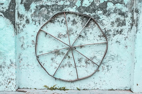 minimo, semplice, parete, il giro, forma, cerchio, ruota, antico, ruvido, urbano, città, all'aperto, flora, pianta, design, superficie, rustico, sporco, minimalismo, costruzione, caratteristica della parete, intemperie, struttura costruita, nessuno, vecchio, architettura, forma geometrica, giorno, arrugginito, declino, abbandonato, deterioramento, metallo, corri giù, legno - materiale, avvicinamento, Alimentazione elettrica, 4K, CC0, dominio pubblico, privo di copyright