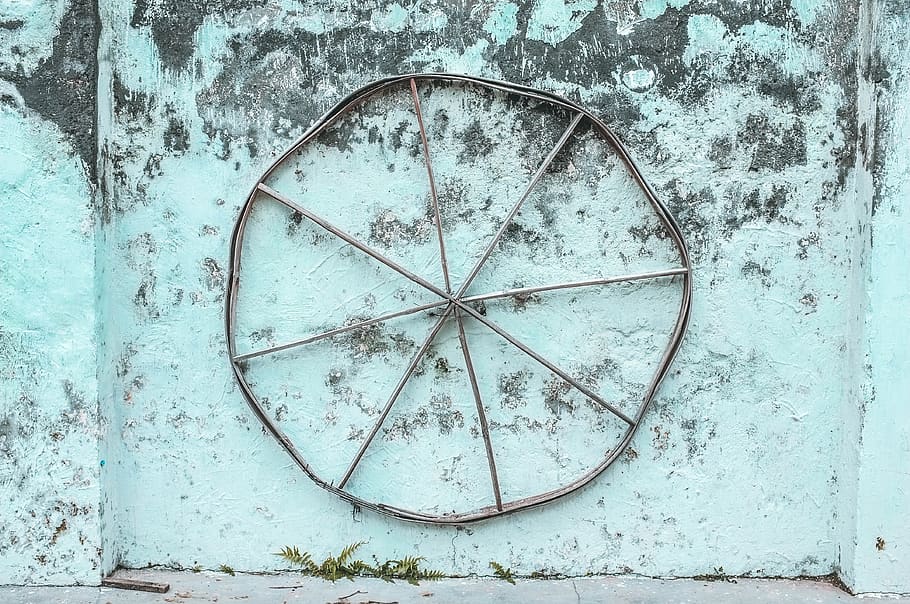 minimo, semplice, parete, il giro, forma, cerchio, ruota, antico, ruvido, urbano, città, all'aperto, flora, pianta, design, superficie, rustico, sporco, minimalismo, costruzione, caratteristica della parete, intemperie, struttura costruita, nessuno, vecchio, architettura, forma geometrica, giorno, arrugginito, declino, abbandonato, deterioramento, metallo, corri giù, legno - materiale, avvicinamento, Alimentazione elettrica, 4K
