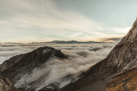 montagne marroni, natura, all'aperto, Pilatus, Svizzera, montagna, catena montuosa, pendenza, monte pilatus, la neve, escursioni a piedi, nebbia, inverno, tempo metereologico, Alpi svizzere, svizzero, clouidscape, rock.cloud, moiuntain, escursione, Alpi, nuvola - cielo, cielo, scenics - natura, bellezza nella natura, scena tranquilla, scena non urbana, la tranquillità, ambiente, nessuno, paesaggio, idilliaco, a distanza, giorno, geografia fisica, temperatura fredda, cratere vulcanico, formazione, picco di montagna, 5K, CC0, dominio pubblico, privo di copyright
