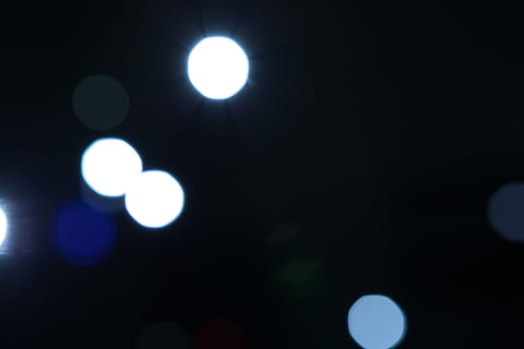 photographie de bokeh, bleu, blanc, lumières, défocalisé, illuminé, nuit, personne, Forme géométrique, abstrait, matériel d'éclairage, forme, cercle, arrière-plans, à pois, modèle, couleur noire, lumière - phénomène naturel, espace de copie, un événement, équipement de projection, mouvement, en plein air, éclairage public, lumière, foncé, fond noir, effet texturé, projection, 5K, CC0, domaine public, libre de droits