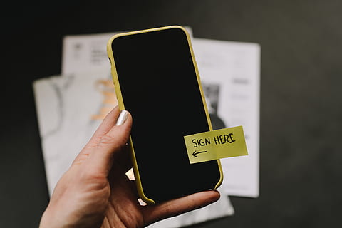svart android-smarttelefon, hånd, menneskelig hånd, holding, kommunikasjon, menneskelig kroppsdel, én person, smart telefon, innendørs, trådløs teknologi, nærbilde, Merk, bærbar informasjonsenhet, voksen, limnote, forbindelse, kroppsdel, mobiltelefon, aktivitet, teknologi, menneskelig lem, notatblokk, finger, svart bakgrunn, budskap, 5K, CC0, offentlig domene, opphavsrett gratis