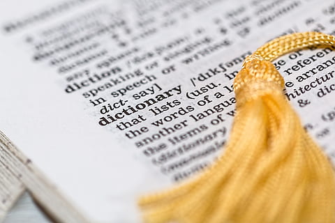 pompon jaune, fermer, Les données, dictionnaire, éduquer, éducation, Anglais, information, connaissance, la langue, apprendre, apprentissage, sens, page, lis, en train de lire, livre de référence, recherche, étude, gland, compréhension, mots, texte, papier, mise au point sélective, croyance, livre, publication, religion, écriture occidentale, personne, santé et médecine, la communication, prise de vue en studio, à l'intérieur, spiritualité, mariage, fond blanc, document, 5K, CC0, domaine public, libre de droits