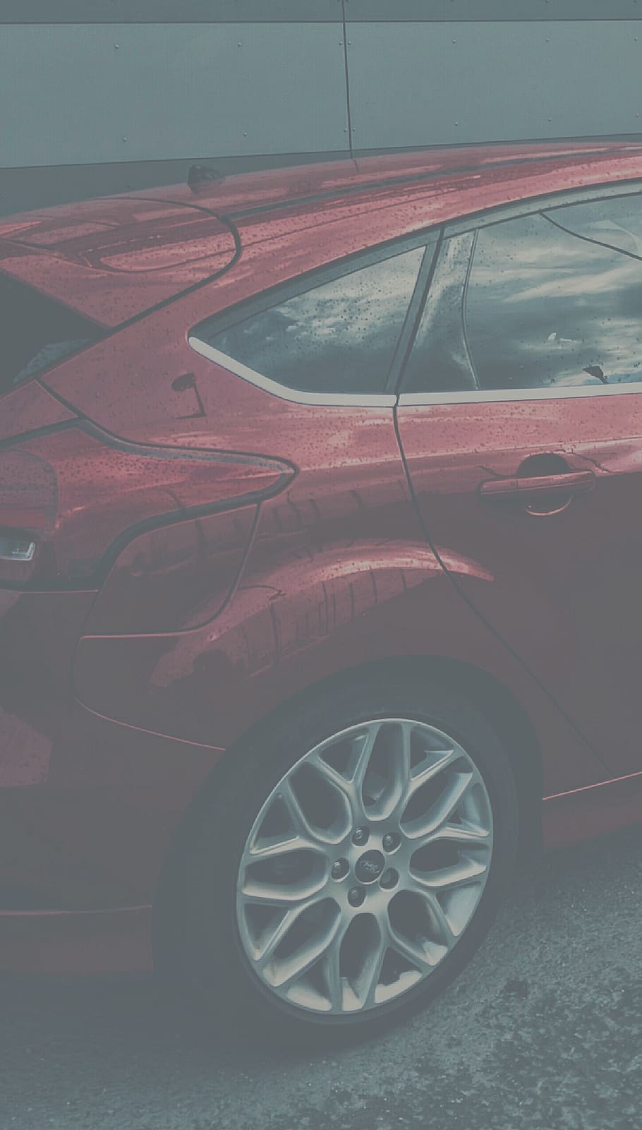 rosso, hatchback, parcheggiata., auto, modo di trasporto, mezzi di trasporto, veicolo a motore, veicolo terrestre, ruota, nessuno, stazionario, giorno, all'aperto, pneumatico, modello, parte del veicolo, in stile retrò, abbandonato, città, metallo, vista dall'alto, box auto, 1080P