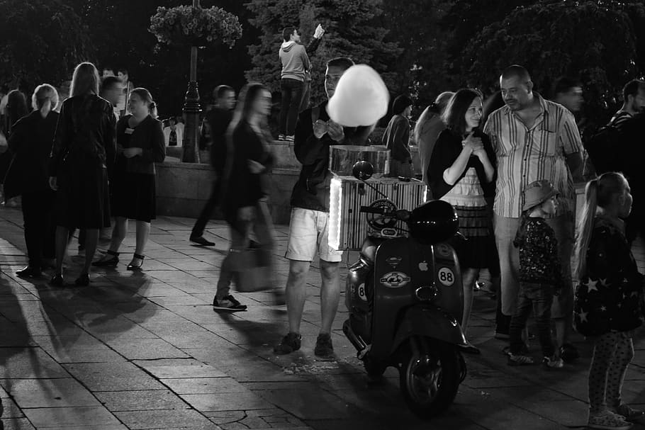 home, fabricació, caramels, cotó de sucre, jove, família, moto, gent, tarda, entreteniment, nit, kyiv, Ucraïna, feina, treballar, grup de persones, persones reals, multitud, ciutat, gran grup de persones, homes, carrer, estils de vida, transport, dones, arquitectura, vida de ciutat, moviment, adult, moviment borrós, caminar, activitat d'oci, longitud completa, a l'aire lliure, 4K