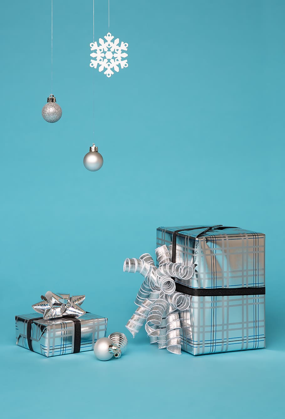 foto, dos, caixa de regal de plata, fons, blau, fons blau, caixes, celebració, Nadal, regals de Nadal, disseny, regals, festa, metàl·lic, ornaments, envasos, cintes, plata, floc de neu, sorpresa, símbol, fil, embolicat, fons de colors, tir de l'estudi, a l'interior, taula, decoració de Nadal, decoració, cap gent, adorn de Nadal, vidre, natura morta, còpia espai, menjar i beguda, penjant, equipament per a la llar, forma d'estrella, color plata, 5K