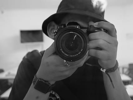 persoon, menselijk, elektronica, camera, fotograaf, foto, fotografie, polshorloge, vinger, gezicht, portret, band, digitale camera, mensen, videocamera, accessoires, medeplichtig, stofbril, bedrading, kleding, bezit, een persoon, echte mensen, fotografie thema's, camera - fotografische apparatuur, activiteit, fotograferen, focus op de voorgrond, technologie, levensstijlen, fotografische apparatuur, vrijetijdsbesteding, lens - optisch instrument, menselijke hand, mannen, hand-, modern, buitenshuis, digitale reflexcamera met één lens, verduisterd gezicht, 5K, CC0, publiek domein, royaltyvrij