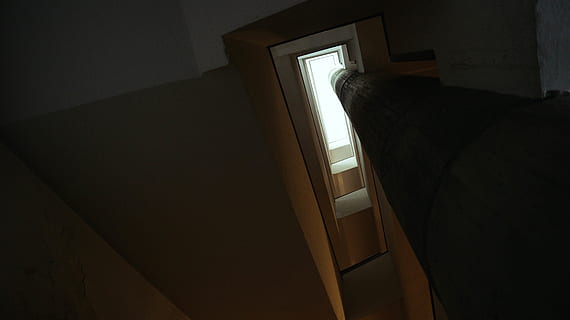 geometria, a l'interior, fosc, porta, interior de casa, arquitectura, entrada, vista d’angle baix, habitació domèstica, finestra, cap gent, escala, obert, llum solar, material de fusta, còpia espai, estructura construïda, dia, casa, funció de construcció de parets, ombra, 5K, CC0, domini públic, lliure de regalies