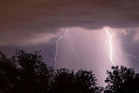 Blitz, Gewitter, Wolken, Sturm, Wetter, Lichtblitz, Nacht-, dramatisch, Risiko, Energie, Kraft in der Natur, wolke - himmel, Baum, Himmel, Leistung, Pflanze, Schönheit in der Natur, Natur, Flachwinkelansicht, Silhouette, keine Leute, draußen, beleuchtet, Szenen - Natur, Dramatischer Himmel, lila, 4K, CC0, gemeinfrei, lizenzfrei