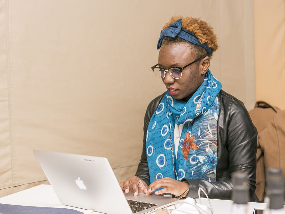 afrikansk, arbejde, kenyansk, arbejder, sort, Afrika, forretning, bærbar, trådløs teknologi, bruger bærbar computer, teknologi, computer, forbindelse, rigtige mennesker, meddelelse, briller, en person, leder, murbygningsfunktion, sidder, taljen op, indendørs, voksen, forfra, moden voksen, frisure, 2K