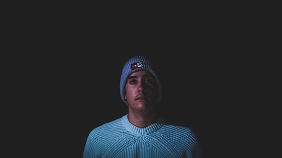 Alemanya, peißenberg, retrat, vista frontal, còpia espai, una persona, tirada al cap, tir de l'estudi, mirant la càmera, fons negre, a l'interior, adult, mig adult, homes, roba casual, estils de vida, mirant, seriós, adult jove, confiança, contemplació, 4K, CC0, domini públic, lliure de regalies