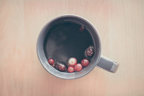 caneca, Bagas, objeto, fruta, Comida, comida e bebida, Alimentação saudável, tigela, bem-estar, dentro de casa, diretamente acima, frescura, mesa, madeira - material, ainda vida, ninguém, visão de alto ângulo, cereja, equipamento doméstico, fechar-se, frutos de baga, tiro do estúdio, oxicoco, aço, prateado colorido, grão de madeira, comida vegetariana, 4K, CC0, domínio público, royalty free