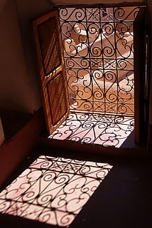 finestra, ombra della finestra, ombra, mondo arabo, finestre arabe, marocchino, architettura, struttura costruita, costruzione, modello, ringhiera, nessuno, in casa, giorno, metallo, design, Entrata, ferro battuto, porta, luce del sole, cancello, ornato, Casa, sicurezza, pavimentazione, motivo floreale, pavimento piastrellato, ferro - metallo, 4K, CC0, dominio pubblico, privo di copyright