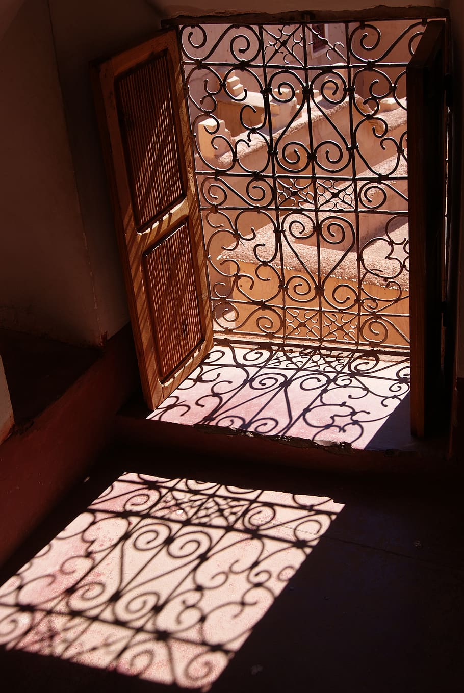 finestra, ombra della finestra, ombra, mondo arabo, finestre arabe, marocchino, architettura, struttura costruita, costruzione, modello, ringhiera, nessuno, in casa, giorno, metallo, design, Entrata, ferro battuto, porta, luce del sole, cancello, ornato, Casa, sicurezza, pavimentazione, motivo floreale, pavimento piastrellato, ferro - metallo, 4K