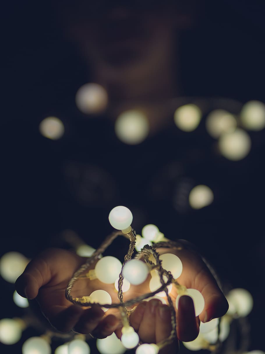 llums de corda blanca, esfera, llum, flamarada, dit, mà, mans, brilli, llums, feliç, vacances, festa, christman, nadal, 2018, 2019, fe, família, ombra, curs, joieria, primer pla, enfocament selectiu, menjar, mà humana, una persona, menjar i beguda, ou, il·luminat, centrar-se en primer pla, celebració, part del cos humà, a l'interior, frescor, equips d’il·luminació, persones reals, persona irreconeixible, naturalesa, benestar, 4K