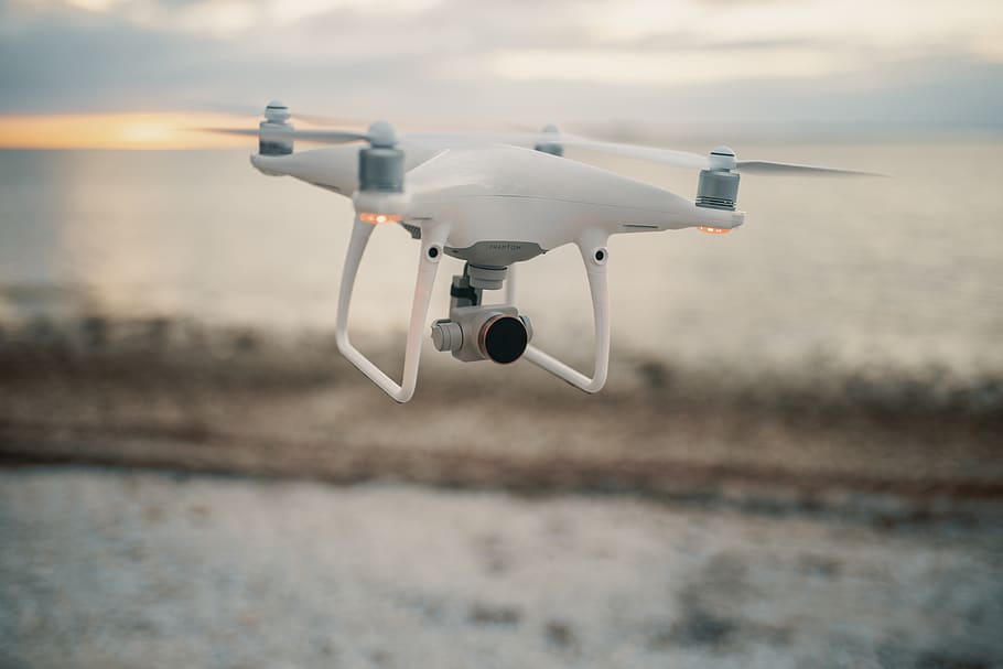 volant, blanc, drone quadcopter, càmera, drone, tecnologia, transport, a l'aire, vehicle aeri, moviment, avió, cap gent, manera de transport, cel, naturalesa, centrar-se en primer pla, vigilància, velocitat, pista d’aeroport, dia, flotant, aterratge: baixant, militar, mar, indústria aeroespacial, agressió, 5K