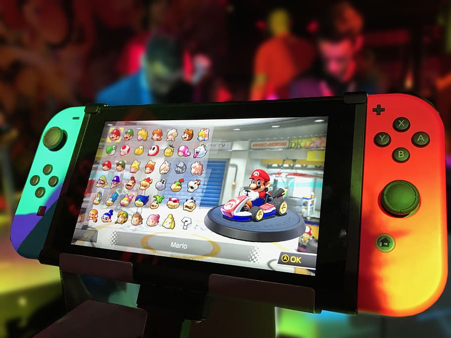 encès, vermell, verd, nintendo switch, arcade, botons, disseny, dispositiu, digital, electrònica, entreteniment, joc, jocs, icona, joystick, Nintendo, jugar, pantalla, tecnologia, tecnologia sense fils, una persona, comunicació, cultura i entreteniment artístic, activitat d'oci, a l'interior, estils de vida, connexió, celebració, adult, centrar-se en primer pla, homes, persones reals, vista frontal, jugant, mig adult, 4K