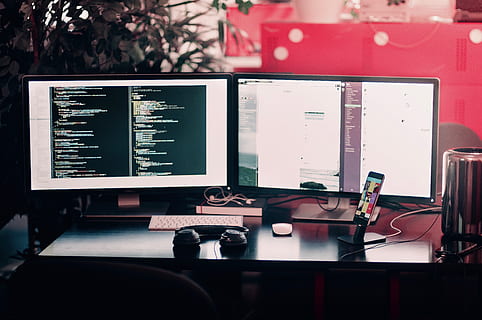 ordinateur, des ordinateurs, la technologie informatique, pièce, La technologie, l'Internet, clavier, travail, Bureau, moniteur, Souris, information, Les données, afficher, lieu de travail, développeur, développement, pomme mac, code, table, à l'intérieur, moniteur d'ordinateur, personne, équipement informatique, lien, affaires, meubles, culture artistique et divertissement, la communication, Technologie sans fil, la musique, ordinateur de bureau, équipement audio, studio d'enregistrement, absence, écran, 4K, CC0, domaine public, libre de droits