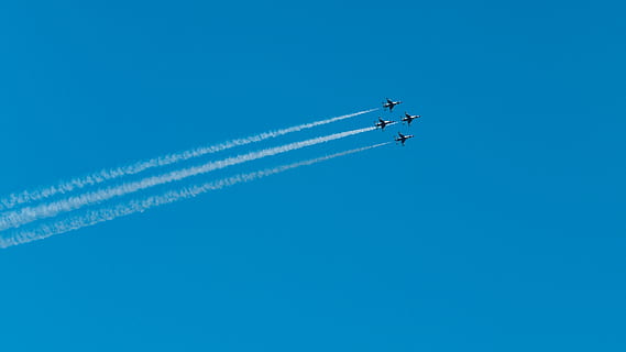 fire fighter jetfly, fly, luftfartøj, flyvende, transportmidler, himmel, transportform, luft show, dampspor, sky - himmel, blå, på farten, solrig, natur, lav vinkel visning, kunstflyvning, bevægelse, røg - fysisk struktur, ingen mennesker, dag, udendørs, privatfly, 2K, CC0, offentligt domæne, royaltyfrie