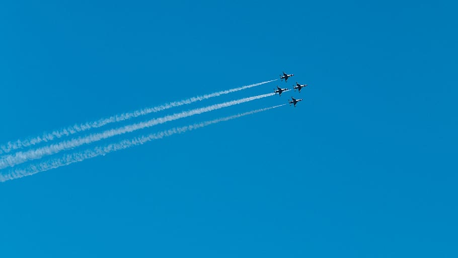 fire fighter jetfly, fly, luftfartøj, flyvende, transportmidler, himmel, transportform, luft show, dampspor, sky - himmel, blå, på farten, solrig, natur, lav vinkel visning, kunstflyvning, bevægelse, røg - fysisk struktur, ingen mennesker, dag, udendørs, privatfly, 2K