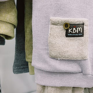 tøj, tekst, meddelelse, vestlige script, indendørs, tæt på, tekstil, ingen mennesker, skilt, sweater, dag, Information, nummer, uld, knap, informationsskilt, midsection, vinter, varme tøj, 2K, CC0, offentligt domæne, royaltyfrie