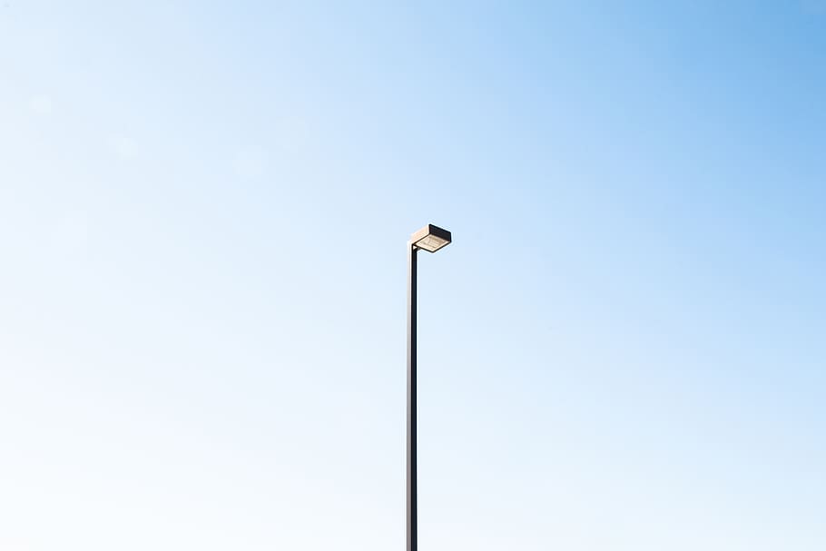 black street post, gadebelysning, lav vinkel visning, belysningsudstyr, himmel, gade, kopiere plads, blå, ingen mennesker, pol, elektricitet, skyfri himmel, teknologi, dag, natur, lys, udendørs, projektør, elektrisk lys, høj - høj, brændstof og elproduktion, elektrisk udstyr, Strømforsyning, elektrisk lampe, 5K