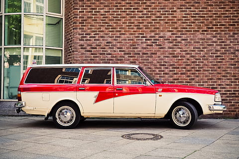 Auto, Fahrzeug, Wagen, Oldtimer, pkw, alt, rot, Automobil, Kombi, klassisch, Auto Auto, retro, nostalgisch, Seitenansicht, Jahrgang, Toyota, Toyota Crown Kombi, die Architektur, Landfahrzeug, Transportmittel, gebaute Struktur, Gebäudehülle, Transport, Kraftfahrzeug, Stadt, Tag, Straße, keine Leute, Backstein, Ziegelwand, stationär, Unfälle und Katastrophen, draußen, Feuerwehrauto, 4K, CC0, gemeinfrei, lizenzfrei