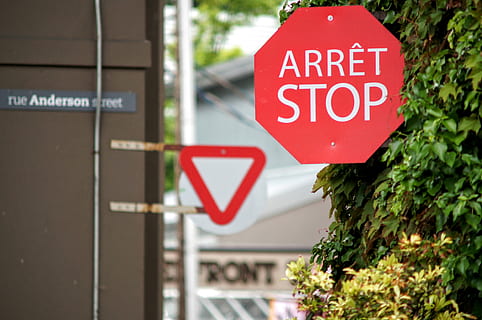 Kanada, Vancouver, Westseite, halt, Ausbeute, Zeichen, Französisch, Kommunikation, Text, rot, westliche Schrift, Straßenschild, Beratung, Information, Hinweisschild, Großbuchstabe, Warnschild, Tag, keine Leute, Stoppschild, Straße, Fokus auf den Vordergrund, Pflanze, Nahansicht, draußen, die Architektur, 4K, CC0, gemeinfrei, lizenzfrei