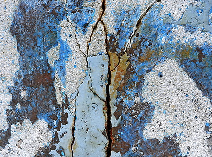 ruggine, struttura, macchia, roccia, catrame, parete, pianta, alghe, ardesia, calcestruzzo, contenitore per vernici, finestra, inquinamento, buco, fuoriuscita di petrolio, muffa, pozzanghera, gocciolina, pietra da lastrico, insetto di cricket, fotogramma intero, sfondi, nessuno, blu, strutturato, giorno, avvicinamento, intemperie, caratteristica della parete, struttura costruita, architettura, all'aperto, ruvido, modello, Colore bianco, vecchio, danneggiato, natura, corri giù, cattiva condizione, deterioramento, 2K, CC0, dominio pubblico, privo di copyright