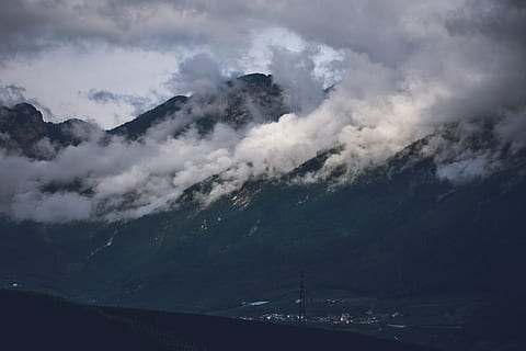 zelená, hory, bílý, mraky, zataženo, temný, svítání, denní světlo, mlha, krajina, světlo, Příroda, prostý, scénický, nebe, letní, západ slunce, voda, počasí, mrak - nebe, hora, krása v přírodě, scenics - příroda, nikdo, přeprava, životní prostředí, mimoměstské scény, klidné scény, způsob dopravy, pohoří, venku, kouř - fyzikální struktura, klid, den, moci, znečištění, znečištění ovzduší, 5K, CC0, veřejná doména, bez autorských práv