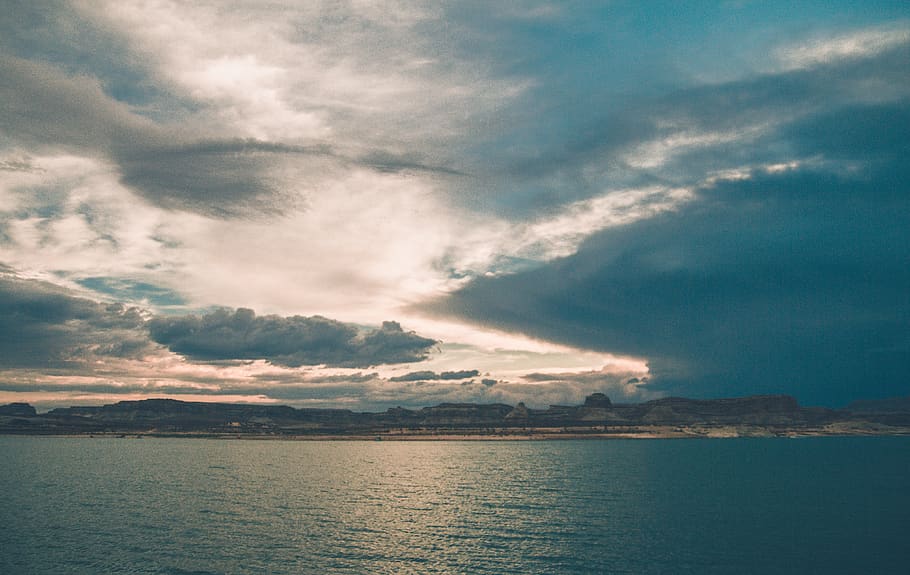 solnedgang, sjovt, blå, sommer, yatch, båd, klippe, regner, mørke, sol, sunl, skyet dag, strand, sand, sandet, landskab, bjerg, lys, sollys, stormfulde nat, himmel, sky - himmel, vand, ro, skønhed i naturen, hav, scenics - natur, rolig scene, ingen mennesker, natur, afspejling, udendørs, dramatisk himmel, idyllisk, miljø, cloudscape, horisont, havnefronten, 4K