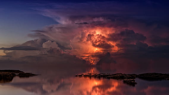 riflessione, nuvole, corpo, acqua, calma, drammatico, sera, orizzonte, paesaggio, luce, fulmine, specchio, natura, oceano, rocce, panoramico, mare, paesaggio marino, riva del mare, cielo, skyscape, tempesta, estate, sole, Alba, tramonto, bellezza nella natura, scenics - natura, nessuno, nuvola - cielo, la tranquillità, scena tranquilla, segnale di pericolo, montagna, cielo drammatico, all'aperto, ambiente, potere in natura, 5K, CC0, dominio pubblico, privo di copyright