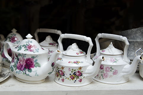 teteras, té, beber, loza de barro, caliente, comerciante de antigüedades, mesa, nadie, cerámica, adentro, naturaleza muerta, patrón floral, comida y bebida, el color blanco, comida dulce, vaso, modelo, de cerca, flor, comida, dulce, tetera, centrarse en primer plano, planta floreciendo, frescura, envase, taza de te, antiguo, pastel de bodas, 4K, CC0, dominio público, libre de derechos