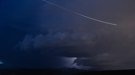 komet, asteroide, plads, meteor, astronomi, univers, videnskab, himmel, kosmos, natur, fare, spore, hale, sti, atmosfære, faldende, ildkugle, lyse, skyer, storm, mørk, vejr, meteorologi, sky - himmel, dampspor, skønhed i naturen, lav vinkel visning, ingen mennesker, scenics - natur, fly, luftfartøj, transportmidler, udendørs, transportform, blå, bevægelse, dag, miljø, dramatisk himmel, 5K, CC0, offentligt domæne, royaltyfrie