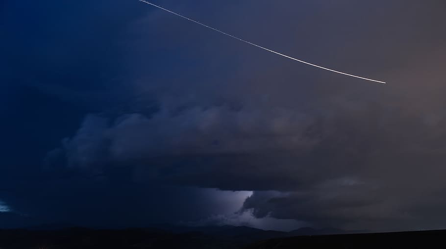 cometa, asteroide, espai, meteorit, astronomia, univers, ciència, cel, cosmos, naturalesa, perill, pista, cua, ruta, atmosfera, caient, bola de foc, brillant, núvols, tempesta, fosc, temps, meteorologia, núvol - cel, pista de vapor, bellesa a la natura, vista d’angle baix, cap gent, escenics - natura, avió, vehicle aeri, transport, a l'aire lliure, manera de transport, blau, moviment, dia, medi ambient, cel dramàtic, 5K
