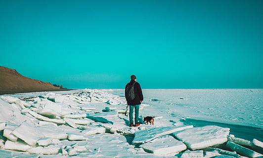 mand, stående, is, strand, kold, ocean, person, hav, marinemaleri, kysten, kyst, vinter, en person, vand, rigtige mennesker, bagfra, skønhed i naturen, himmel, livsstil, fritidsaktivitet, scenics - natur, kopiere plads, fuld længde, dag, natur, skyfri himmel, horisont over vand, jord, blå, udendørs, kigger på visning, 4K, CC0, offentligt domæne, royaltyfrie